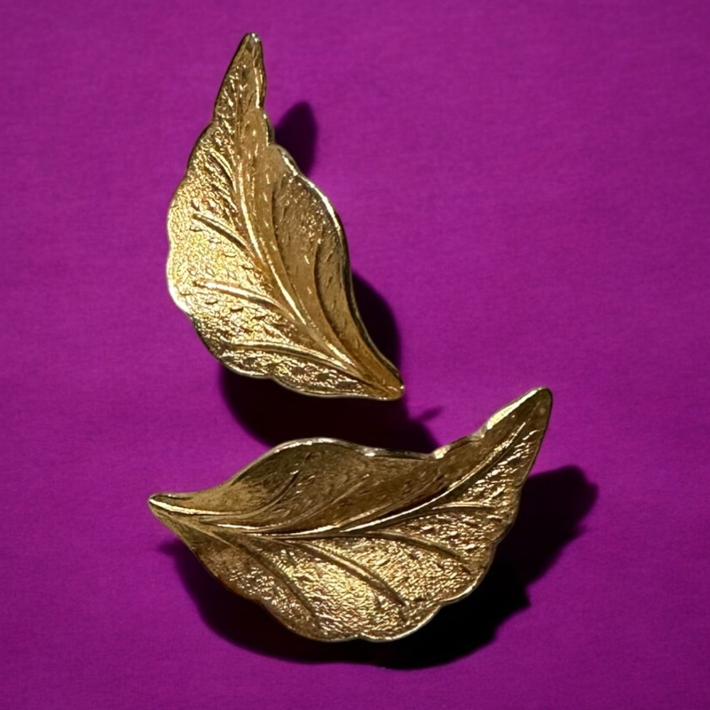 Vintage ‘80s Gold Tone Foil Falling Leaf Earrings